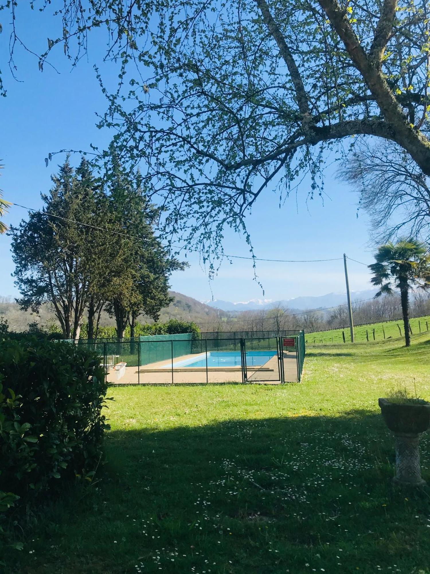 L'Oree Des Roses, Hebergement De Vacances Avec Jardin Et Piscine Gan 外观 照片