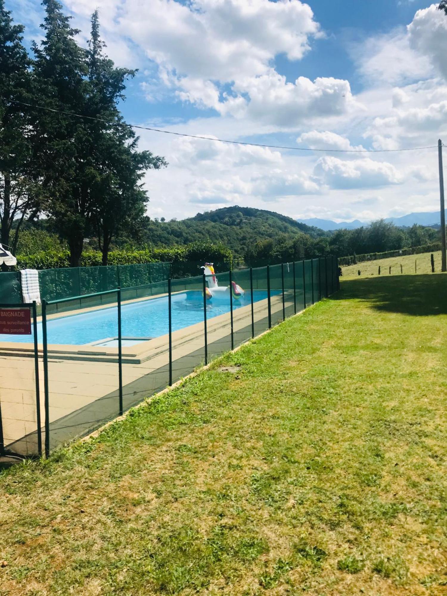 L'Oree Des Roses, Hebergement De Vacances Avec Jardin Et Piscine Gan 外观 照片